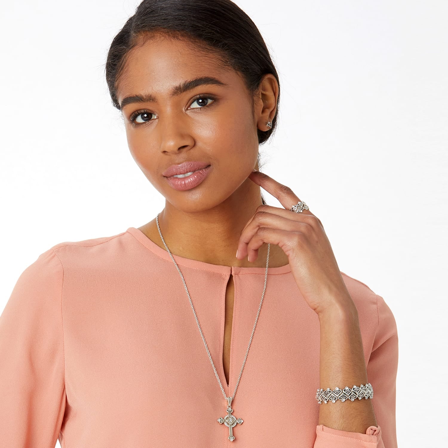 Alcazar Heart Small Cross Necklace - Image 4